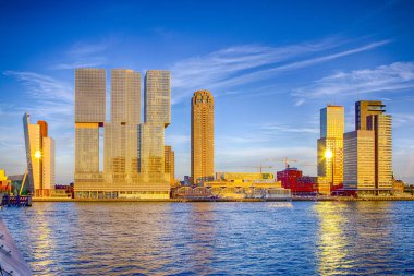 Seyahat yerler. Güneşli Sunset.Horizontal görüntü yönü önce Rotterdam liman Cityscape bakış
