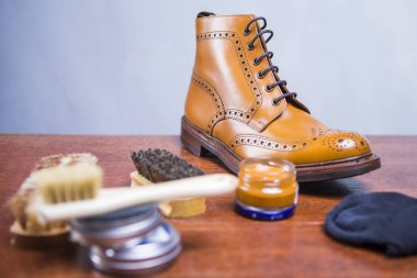 Derby closeup tan erkek botları ile temizleme aksesuarları ve balmumu Front.Horizontal görüntü