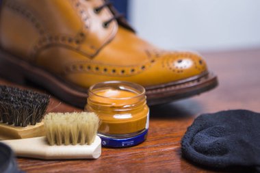 Derby closeup tan erkek botları ile temizleme aksesuarları ve balmumu Front.Horizontal görüntü yönünü