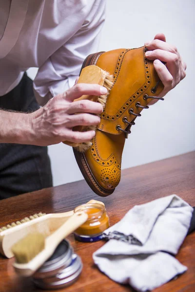 Profesyonel erkek ayakkabı erkek Tan aksanlı konuşma Derby çizme parlatma için fırça temizleyici kullanarak. Temizleme Aksesuarları kullanılan çeşitli. Dikey görüntü yönü