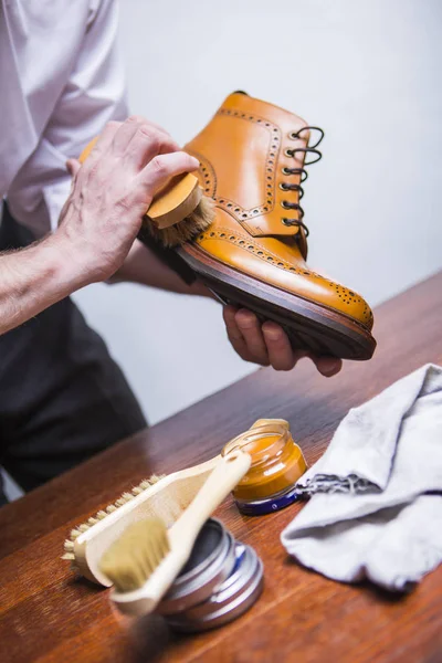 Profesyonel erkek ayakkabı erkek Tan aksanlı konuşma Derby çizme parlatma için fırça temizleyici kullanarak. Temizleme Aksesuarları kullanılan çeşitli. Dikey görüntü kompozisyon