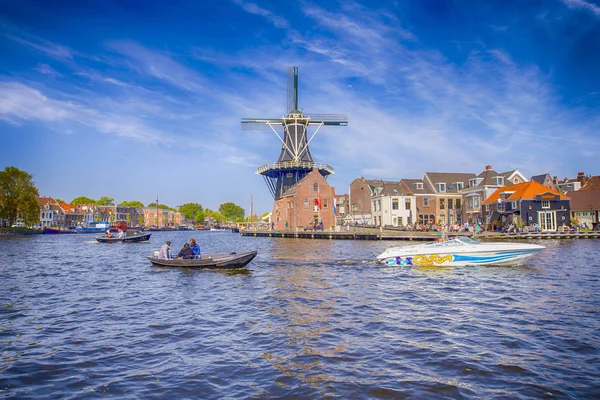 Amsterdam, Hollanda 7 - 2017 olabilir: Bir grup insan, tekne turistik birinde onun kanallar Hollanda Amsterdam'da 7 Mayıs 2017