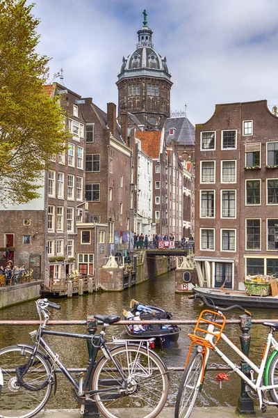 Amsterdam, Hollanda 7 - 2017 olabilir: Bir grup insan, tekne turistik birinde onun kanallar Hollanda Amsterdam'da 7 Mayıs 2017