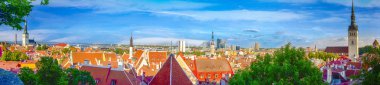 Antik Avrupa şehirler Tallinn Estonya biri güzel panoramik görüntüsü. Panorama kompozisyon