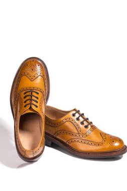 Lüks erkek tam Brogued Tan Oxford Ayakkabı çifti. izole üzerinde beyaz Background.Vertical kompozisyon