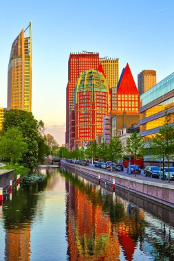 Kavramları seyahat. Lahey mavi saatte Hollanda manzarası. Dikey görüntü