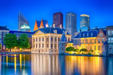 Seyahat fikirler. Binnenhof Sarayı Meclis Lahey mavi saatte Hollanda. Modern gökdelenler karşı. Yatay atış