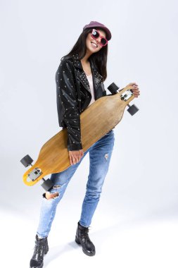 Modern gençlik kavramları. Tam uzunlukta portre mutlu gülümseyen beyaz esmer siyah deri ceket ve Longboard ile poz güneş gözlüğü. White.Vertical resmin üzerine