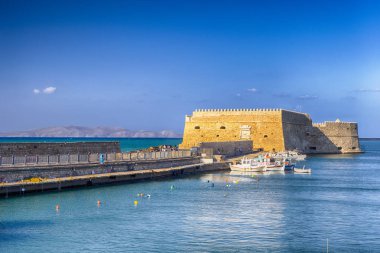 Koules kale ve satır Kandiye City, Yunanistan için öğle saatlerinde yelken balıkçı tekneleri ile eski Venedik Limanı. Yatay resim kompozisyon