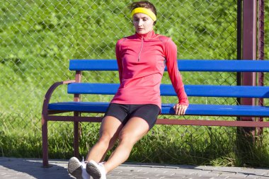 Spor kavramları. Tam uzunlukta tezgah dışında yakın şınav açık kıyafeti konsantre beyaz sporcumuz portresi. Kulaklık yatay kompozisyon içinde müzik dinlemek