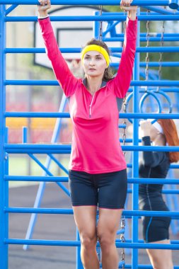 Spor fikirler. Yaz açık kıyafet egzersizleri Yüzüklerin alanına sahip iki beyaz Sportswomen. Dikey görüntü yönü