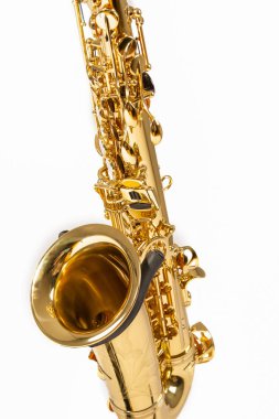 Müzikal kavramlar. Alto Saksafon saf beyaz arka plan üzerinde izole closeup görünümü. Dikey görüntü