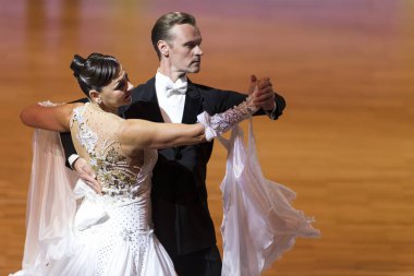 Minsk, Beyaz Rusya-Ekim 14, 2018: dans çift gerçekleştirir Wdc dünya profesyonel 10 dans Pro-Am Uluslararası burs Avrupa Standart programı üzerinde sermaye Kupası, 14 Ekim 2018, Minsk, Beyaz Rusya
