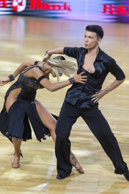 Minsk, Beyaz Rusya-Ekim 14, 2018: profesyonel dans çift yetişkin Latin Amerika Program Wdsf uluslararası sermaye Kupası Minsk, 14 Ekim 2018, Minsk, Belarus üzerinde gerçekleştirir.