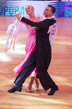 Minsk, Beyaz Rusya-Ekim 14, 2018: dans çift gerçekleştirir Wdc dünya profesyonel 10 dans Pro-Am Uluslararası burs Avrupa Standart programı üzerinde sermaye Kupası, 14 Ekim 2018, Minsk, Beyaz Rusya