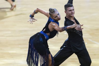 Minsk, Beyaz Rusya-Ekim 14, 2018: profesyonel dans birkaç Karatkevich Vladimir ve Kravchenko Nataliya Wdsf uluslararası sermaye Kupası Minsk, 14 Ekim 2018, Minsk, Belarus üzerinde yetişkin Latin Amerika Program gerçekleştirir