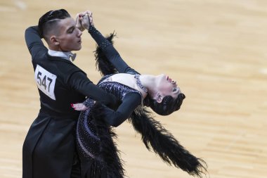 Minsk, Beyaz Rusya-Ekim 14, 2018: dans çift gerçekleştirir yetişkin Avrupa Standart Program Wdc Professional 10 dans Şampiyonası sermaye Kupası Minsk - 2018 14 Ekim 2018 Minsk, Beyaz Rusya.