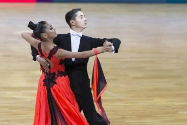 Minsk, Beyaz Rusya-Ekim 14, 2018: dans çift gerçekleştirir yetişkin Avrupa Standart Program Wdc Professional 10 dans Şampiyonası sermaye Kupası Minsk - 2018 14 Ekim 2018 Minsk, Beyaz Rusya.