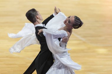 Minsk, Beyaz Rusya-Ekim 14, 2018: dans çift gerçekleştirir yetişkin Avrupa Standart Program Wdc Professional 10 dans Şampiyonası sermaye Kupası Minsk - 2018 14 Ekim 2018 Minsk, Beyaz Rusya.