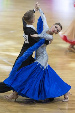 Minsk, Beyaz Rusya-Ekim 14, 2018: dans çift gerçekleştirir yetişkin Avrupa Standart Program Wdc Professional 10 dans Şampiyonası sermaye Kupası Minsk - 2018 14 Ekim 2018 Minsk, Beyaz Rusya.