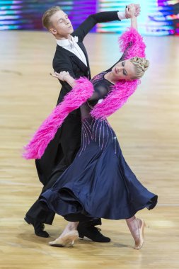Minsk, Beyaz Rusya-Ekim 14, 2018: dans çift gerçekleştirir yetişkin Avrupa Standart Program Wdc Professional 10 dans Şampiyonası sermaye Kupası Minsk - 2018 14 Ekim 2018 Minsk, Beyaz Rusya.