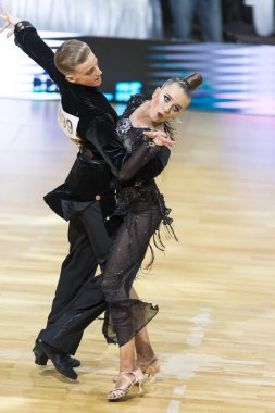 Minsk, Beyaz Rusya-Ekim 14, 2018: profesyonel dans çift yetişkin Latin Amerika Program Wdsf uluslararası sermaye Kupası Minsk, 14 Ekim 2018, Minsk, Belarus üzerinde gerçekleştirir.