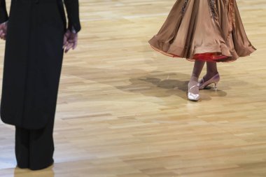 Ayak ve bacaklar gençlik Standart Program Dancefloor.Horizontal görüntü üzerinde gerçekleştirmeden önce profesyonel balo salonu dans çift closeup