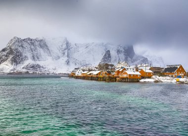 Sakrisoy köyü Norway.Horizontal resim Sunrise adlı geleneksel sarı balıkçı kabin ile doğal Lofoten Adalar adalar bahar sahne görünümünü
