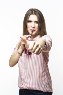 Sağlıklı bir yaşam tarzı. Güzel taze kırmızı sebze suyu içme kafkas kadın gülümsüyor. Sağlıklı beslenme, diyet ve yaşam tarzı Concept.Showing başparmak Up.Vertical görüntü