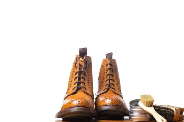 Background.Horizontal görüntü temizleme aksesuarları parlak Table.Against üzerinde doğrultusunda Mens Brogues Boots beyaz
