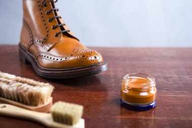 Aracın yanı sıra Tan Derby Boots temizlik ayakkabı. Fırçalar Added.Horizontal görüntü çeşitli