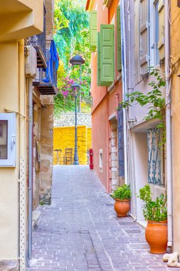Sakin ve yaz zaman renkli panjurlar, Windows Girit'te, Greece.Vertical görüntü ile Hanya boş sokak
