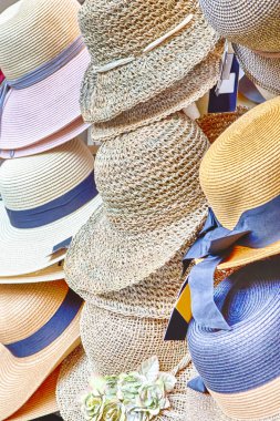 Çeşitli tuval şapkalar ve Stetson Chania City, Crete, Yunanistan için ekranda. Dikey atış