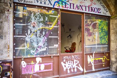 Hanya, Girit - 20 Ağustos 2018: Uniqe renkli evler ve birinde terk mağazalarında 20 Ağustos 2018 Hanya Girit Grafiti sanat