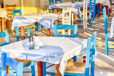 Girit Chania şehir güneşli açık hava restoranı. Bir şekilde dekore edilmiş wirh klasik Yunan mavi ve beyaz Colors.Horizontal resim kompozisyon
