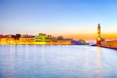 Pier deniz feneri arka planda ile mavi saatte alınan Hanya eski Venedik şehrinin gece Panorama. Yatay görüntü