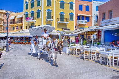 Hanya, Girit - 20 Ağustos 2018: Bir Chania'nin turistik ile Hanya, 20 Ağustos 2018 yılında at binme ve klasik kabinler