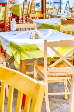 Girit Chania şehir güneşli açık hava restoranı. Bir şekilde dekore edilmiş wirh Yunan yeşil ve sarı renkler. Dikey görüntü kompozisyon