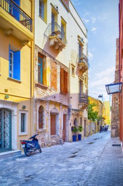 Hanya Girit, Greece.Vertical resim kompozisyon boş sokakların üreten motosiklet