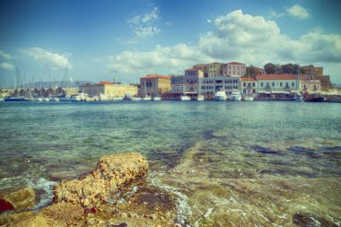 Grunge stilize resim, eski Center of Chania öğlen Venedik limanda Crete, Greece.Horizontal görüntü ile