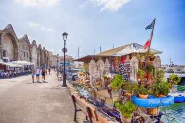 Hanya, Girit - 20 Ağustos 2018: Bir Hanya'nın turistik Shoppung alışveriş merkezleri yakınında eski Venedik tersaneler Hanya, 20 Ağustos 2018
