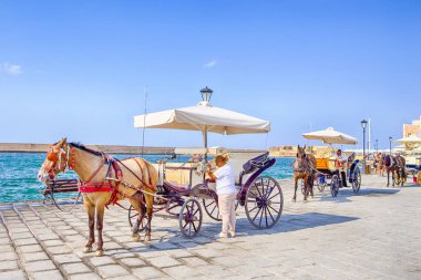 Hanya, Girit - 20 Ağustos 2018: Bir Chania'nin turistik ile Hanya, 20 Ağustos 2018 yılında at binme ve klasik kabinler