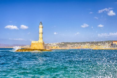 Background.Horizontal görüntü üzerinde eski şehir ile buzlu frenleme Hanya Girit dalgalar deniz ile ünlü eski deniz feneri su sıçramalarına