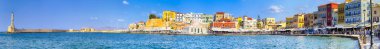 Pitoresk Chania Central Promenade yürüyüş Cityscape ve eski şehir ile eski Venedik liman Girit'te, Greece.Panoramic görüntü