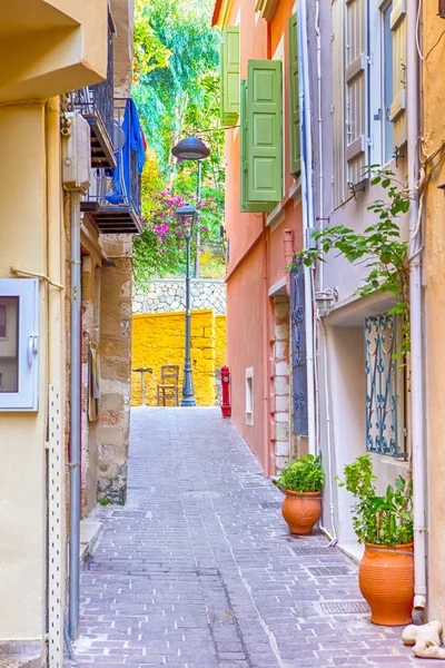 Sakin ve yaz zaman renkli panjurlar, Windows Girit'te, Greece.Vertical görüntü ile Hanya boş sokak