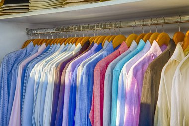 Renkli keten yaz uzun kol gömlek yerleştirilir askıları mağaza Oia Köyü Santorini Adası Greece.Horizontal atış hattı