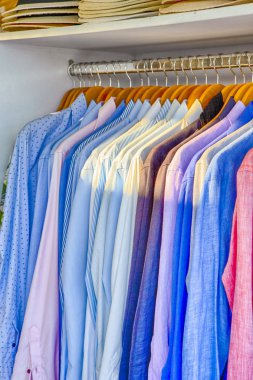 Renkli keten yaz uzun kol gömlek yerleştirilir askıları mağaza Oia Köyü Santorini Adası Greece.Vertical atış hattı