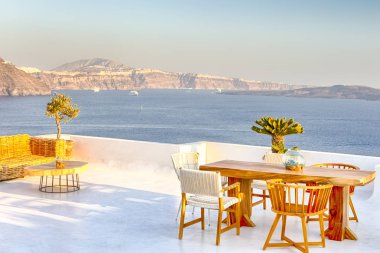 Romantik sakin açık hava rahat Teras restoranda güzel Oia köy Santorini Adası Yunanistan gün batımından önce. Yatay
