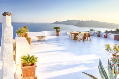 Sakin atmosfer güzel Oia köy Santorini Adası Yunanistan volkanik Caldera Mountain.Horizontal resim yönlendirmesini önünde açık hava teras restoranda