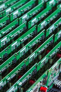 Mikro Elektronik Sanayi ve üretim. Yüzey bağlı bileşenleri ile üretilen baskılı devre kartları yığını. Dikey görüntü